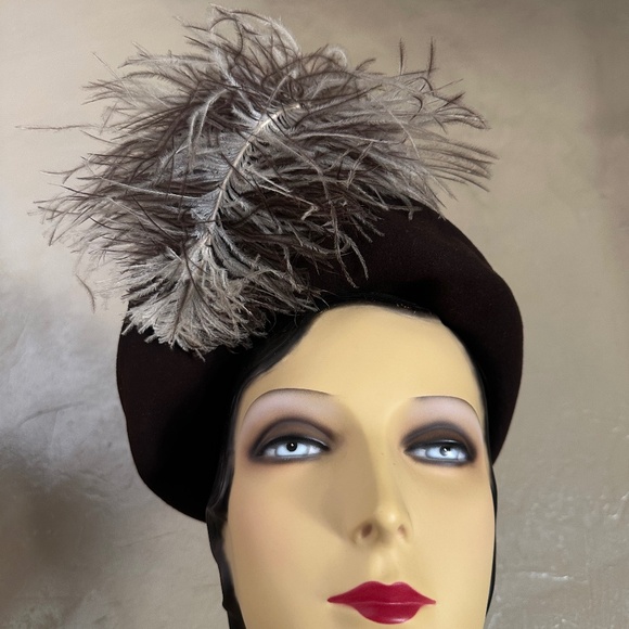 JOYFUL 1940s\' BROWN HAT WITH TALL MULTICOLORED OSTRICH FEATHER TRIM